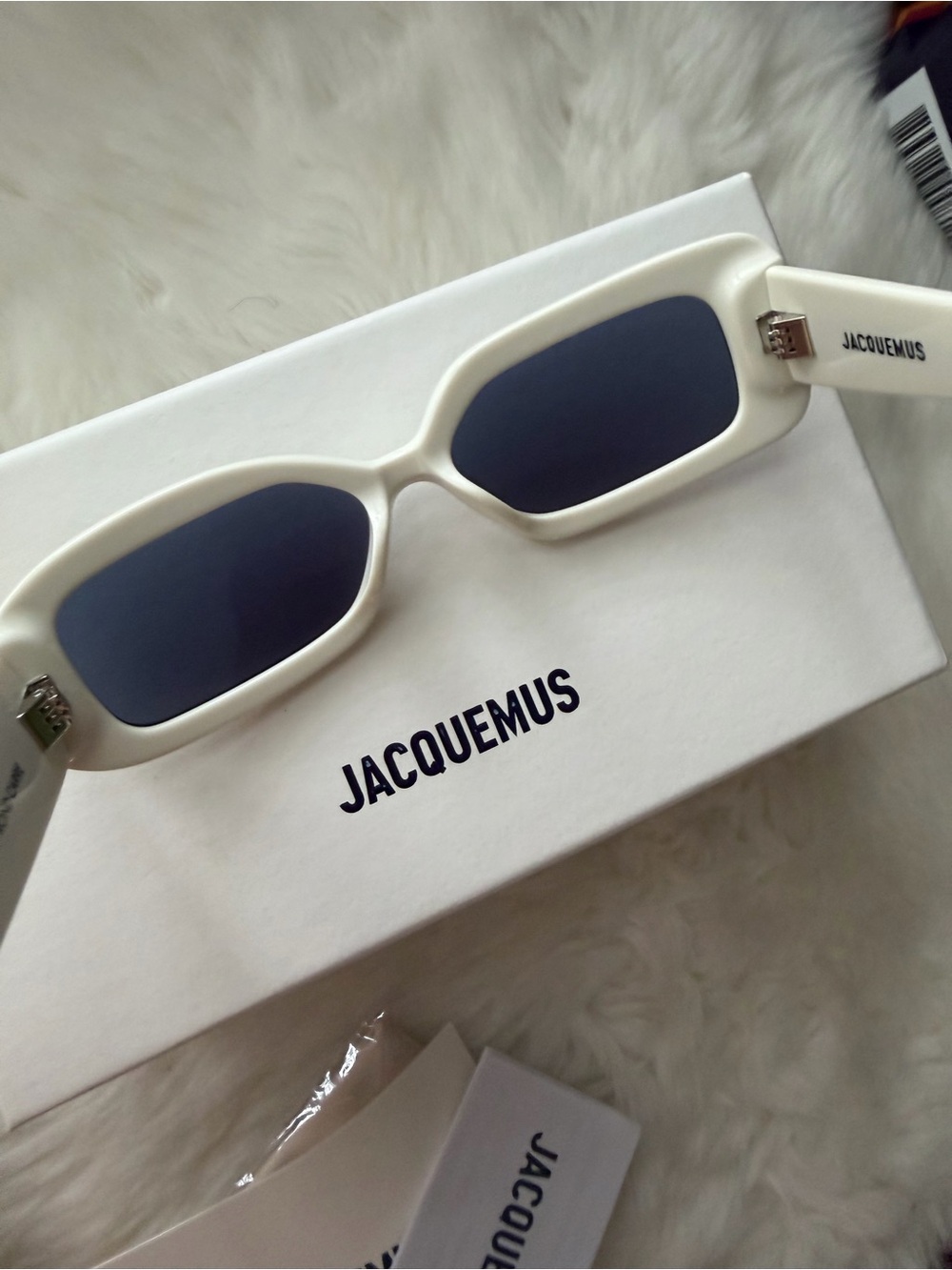 New! Jacquemus White Cream Rectangular Sunglasses with Dark Blue Lenses - Picture 7 of 9